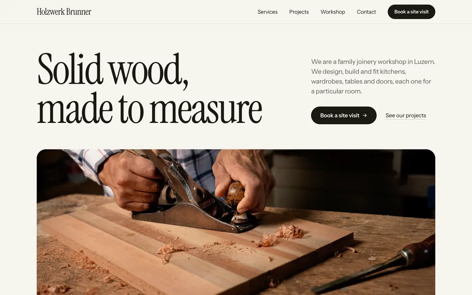 Die Vorlage Schreinerei: Holzwerk Brunner in Luzern mit «Solid wood, made to measure» und einem Hobel auf einem Brett