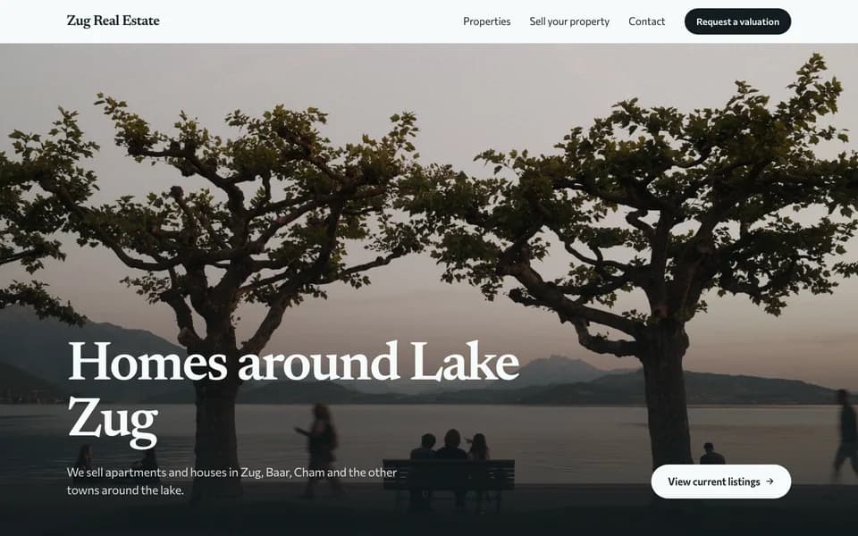 Die Vorlage Immobilien: Zug Real Estate mit «Homes around Lake Zug» über einem Foto vom See am Abend