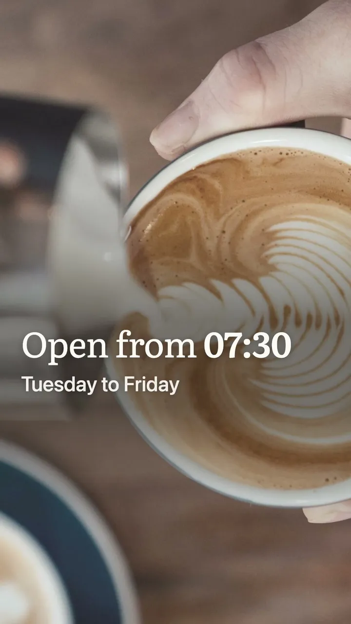 Ein weiteres Bild des Reels: ein Cappuccino mit Latte Art und die Öffnungszeiten ab 07:30, Dienstag bis Freitag