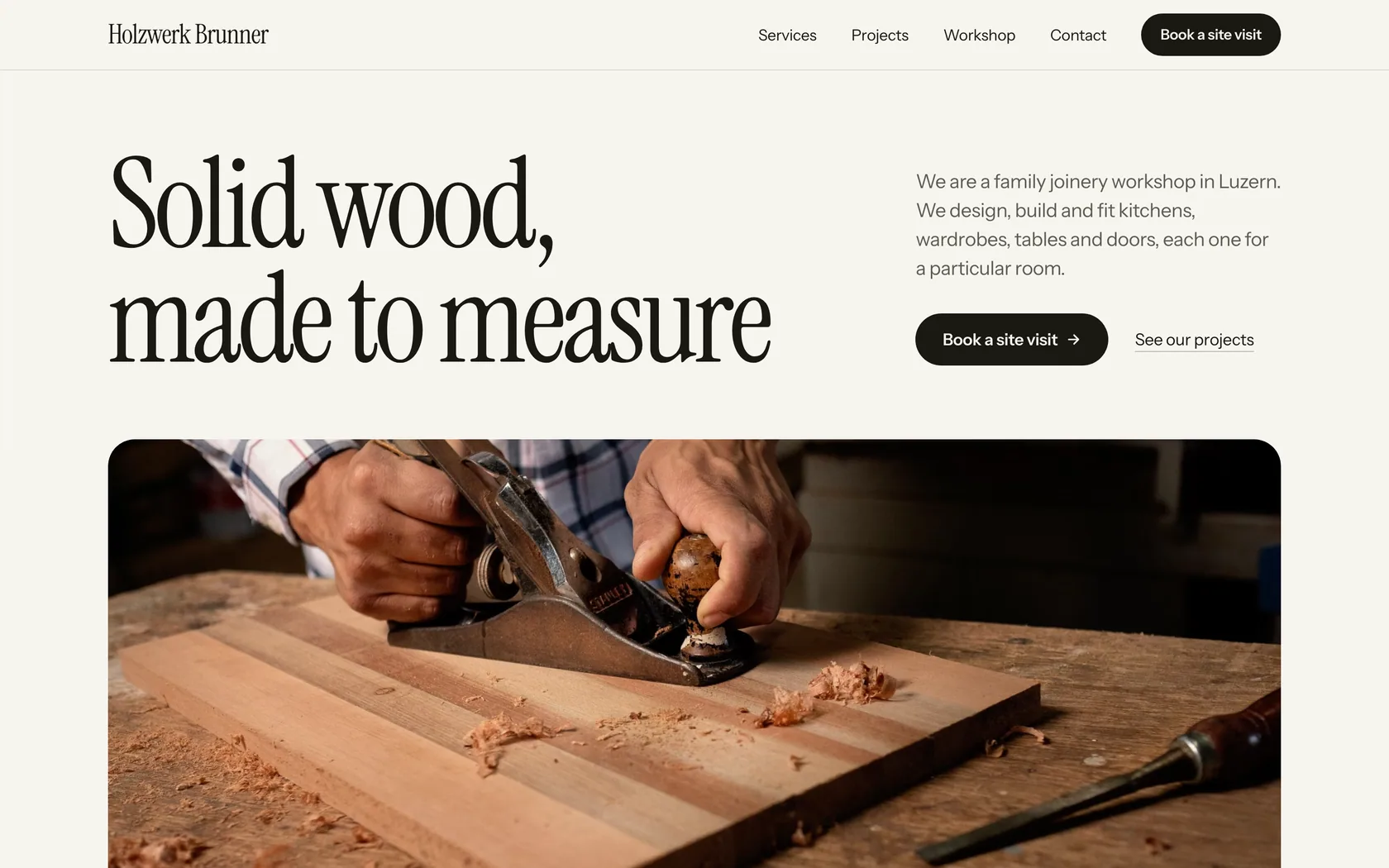 Die Startseite von Holzwerk Brunner, einer Schreinerei in Luzern: «Solid wood, made to measure», ein Hobel auf einem Brett und der Knopf für einen Besichtigungstermin